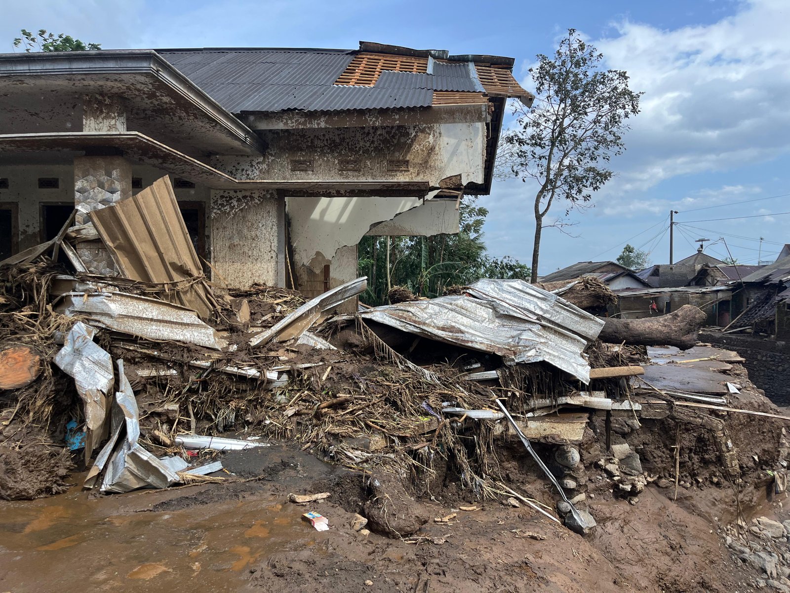 Lumpuh Diterjang Banjir Bandang Lereng Slamet: PCNU dan LAZISNU Purbalingga Bergerak Pulihkan Duka Warga